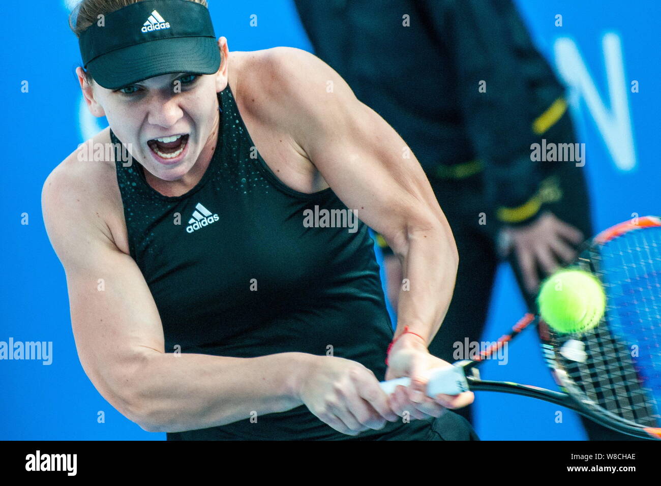 Simona Halep di Romania restituisce un colpo di Aleksandra Krunic della Serbia nella loro donne singoli quarti partita del WTA 2015 Shenzhen Open tennis Foto Stock