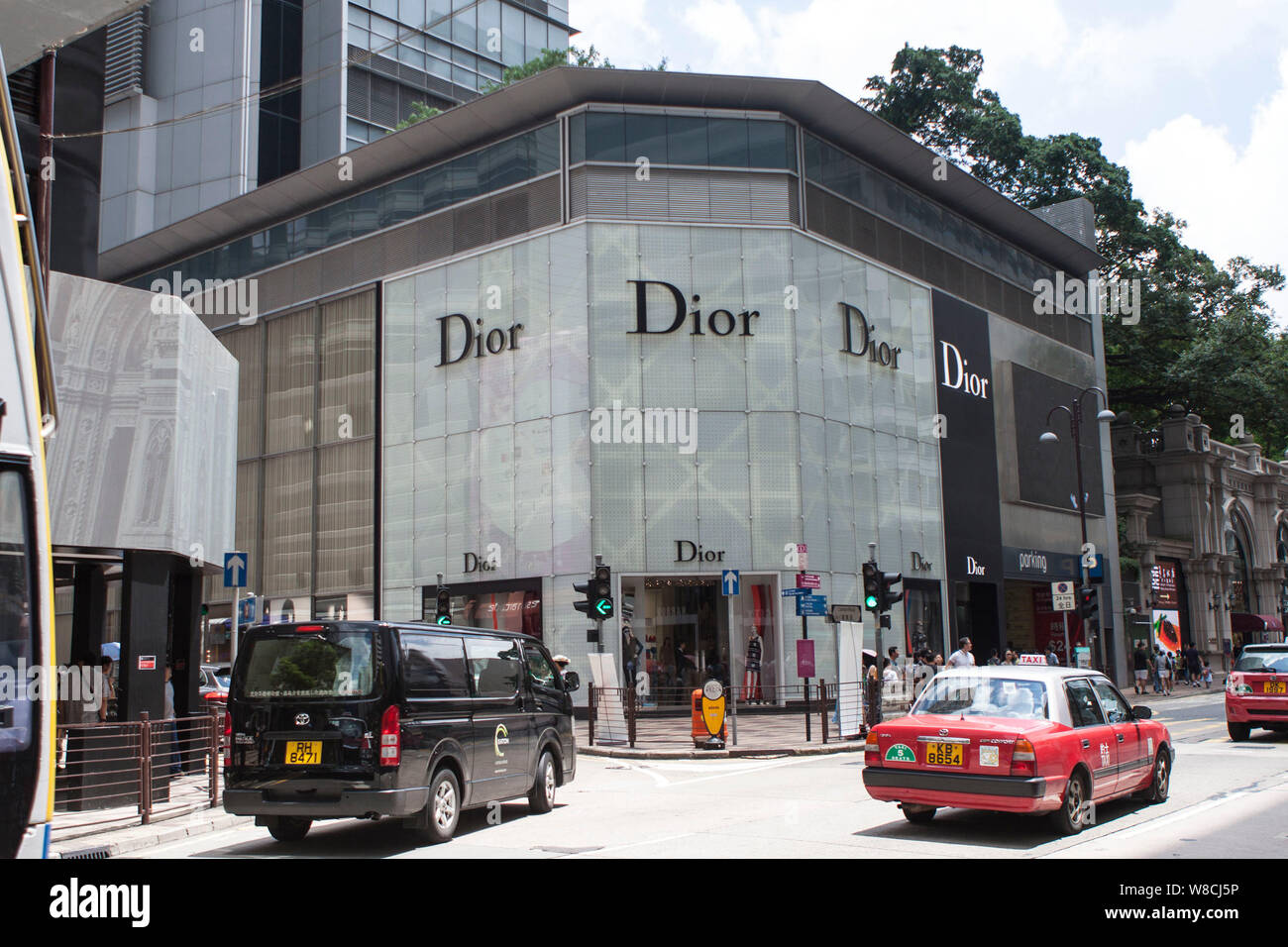 --FILE--Vista di un Dior boutique a Hong Kong, Cina, 23 agosto 2014. Stabiliti i marchi di lusso si trovano di fronte a un rallentamento delle vendite in Cina, con i consumatori Foto Stock