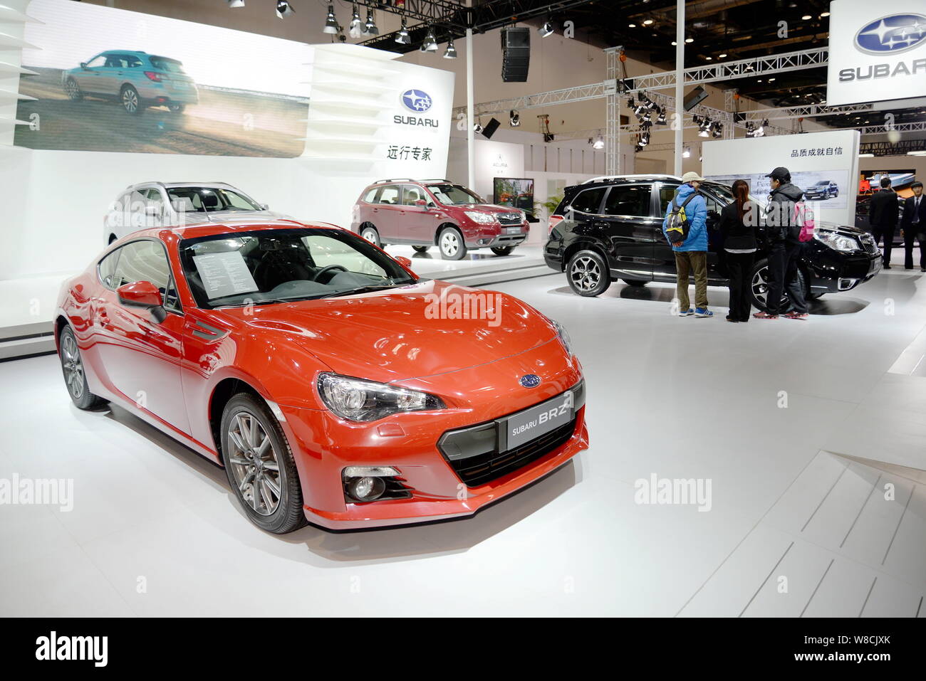 --FILE--automobili Subaru sono sul display durante un auto show di Pechino, Cina, 12 dicembre 2014. Fuji Heavy Industries Ltd., il solo automobilistico giapponese Foto Stock