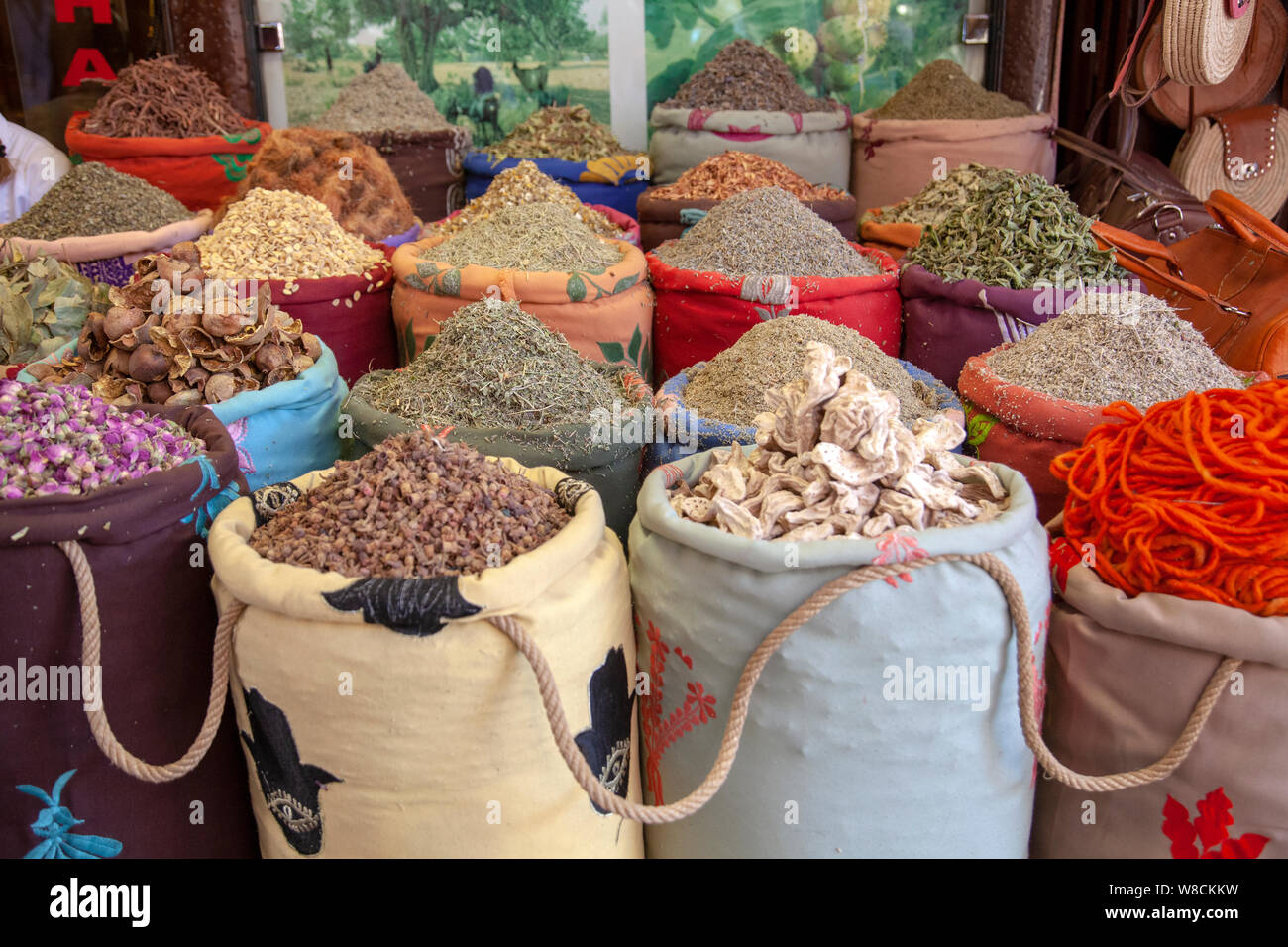 Sacchetti di erbe aromatiche, tè e bucce essiccate nella Medina di Marrakech - Marocco Foto Stock