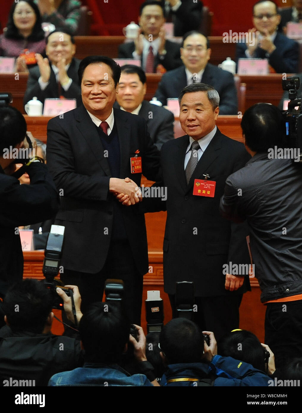 --FILE--Zhu Mingguo, sinistra, allora la testa del politico corpo consultivo nel sud della Cina di provincia di Guangdong, scuote le mani con Huang Longyun, ex capo Foto Stock