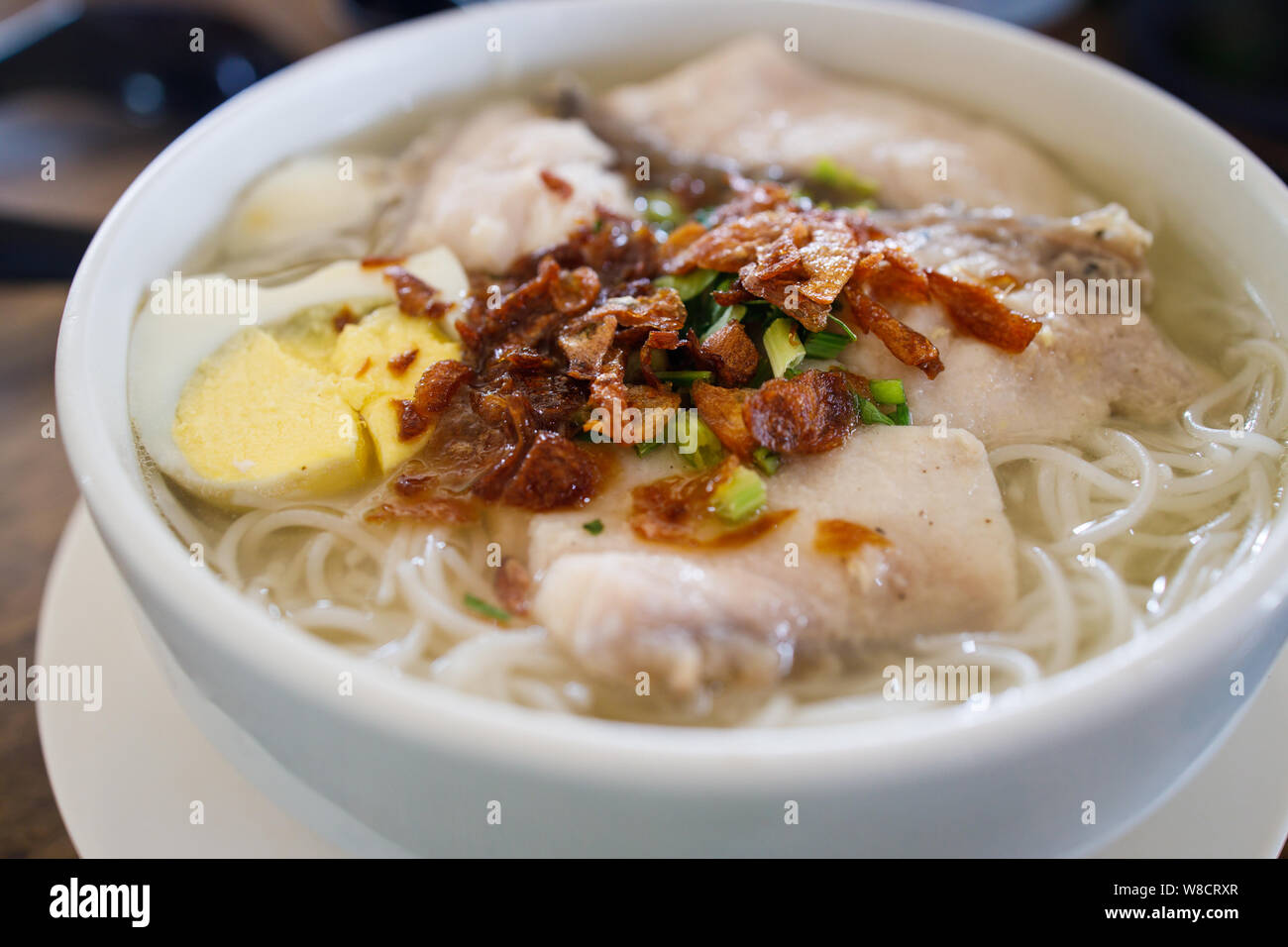 Riso zuppa di noodle con i gamberi in una ciotola bianco Foto Stock