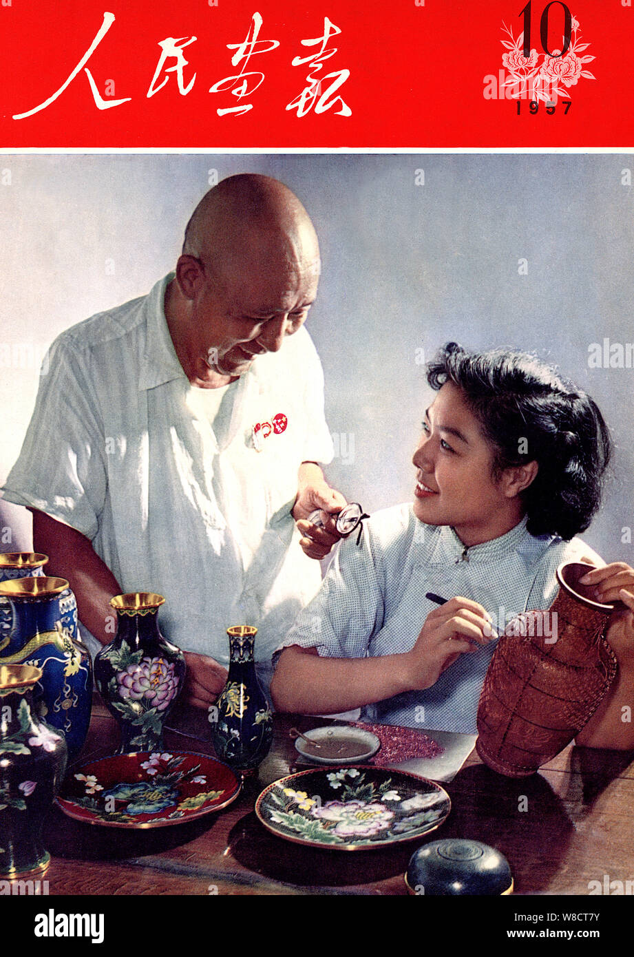 Questo coperchio della Cina rilasciati pittorico in ottobre 1957 funzioni Cloisonne cinese Li master Qinglu, sinistra, capacità di insegnamento di una studentessa. Foto Stock