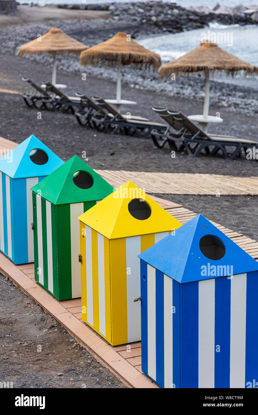 Riciclaggio colorati cestini dei rifiuti sulla spiaggia per la raccolta e la separazione dell rifiutare, Playa San Juan, Tenerife, Isole Canarie, Spagna Foto Stock