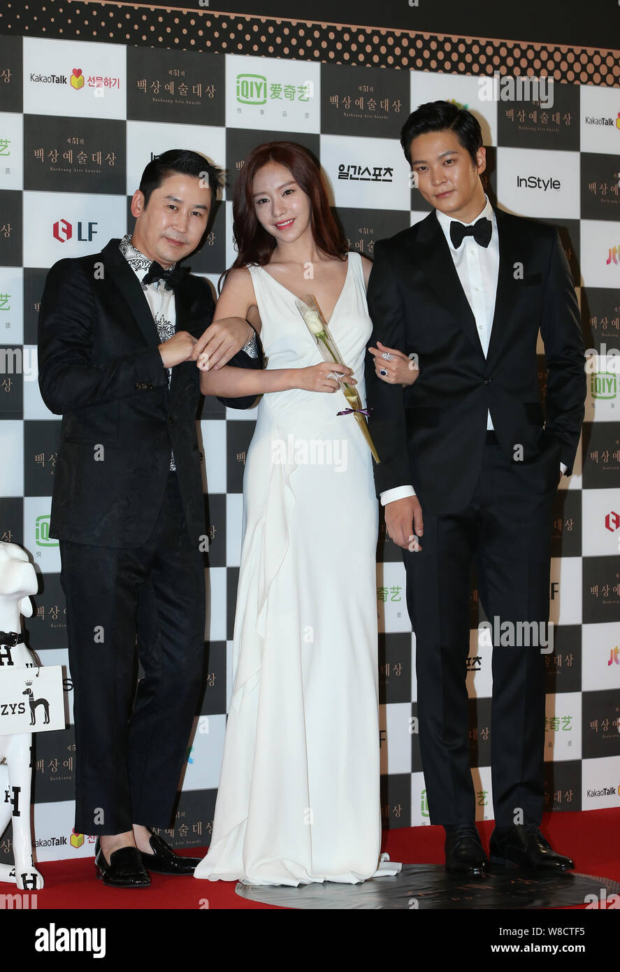 (Da sinistra) della Corea del Sud il comico e conduttore televisivo Shin Dong-yup, attrice e TV hostess Kim Ah-joong e attore Joo ha vinto arrivano sul tappeto rosso per il 5 Foto Stock
