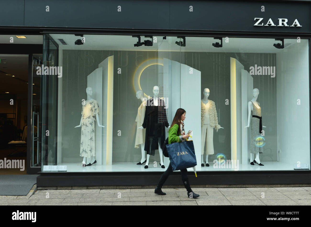 --FILE--un cliente lascia un negozio di Zara in Hangzhou, est Chinas nella provincia di Zhejiang, 16 marzo 2015. Gli investimenti diretti esteri (FDI) in chi Foto Stock