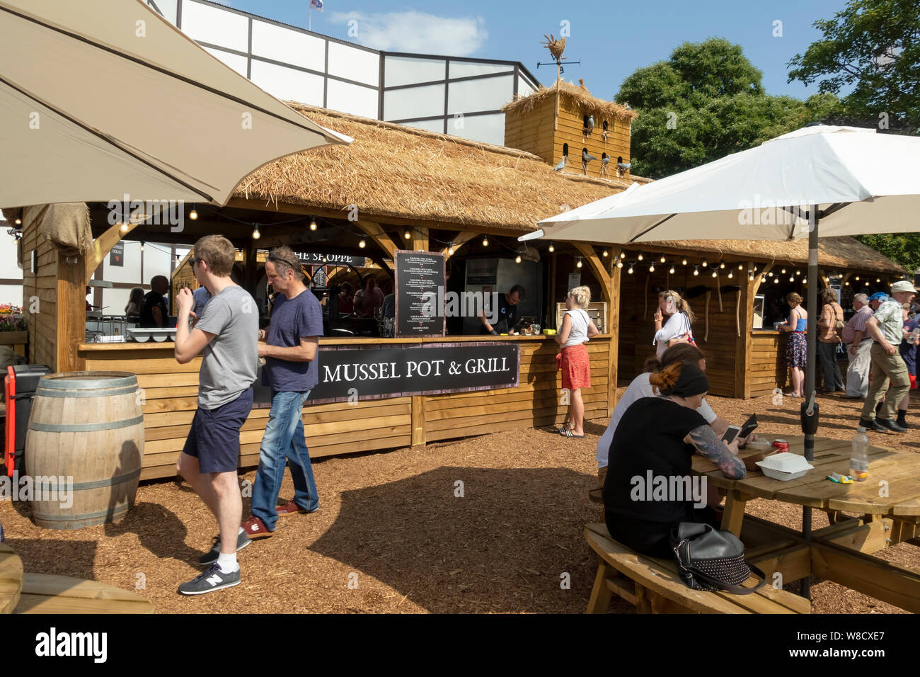 Shakespeare's Rose Theatre bar e bancarelle alimentari del villaggio in estate York North Yorkshire Inghilterra Regno Unito GB Gran Bretagna Foto Stock