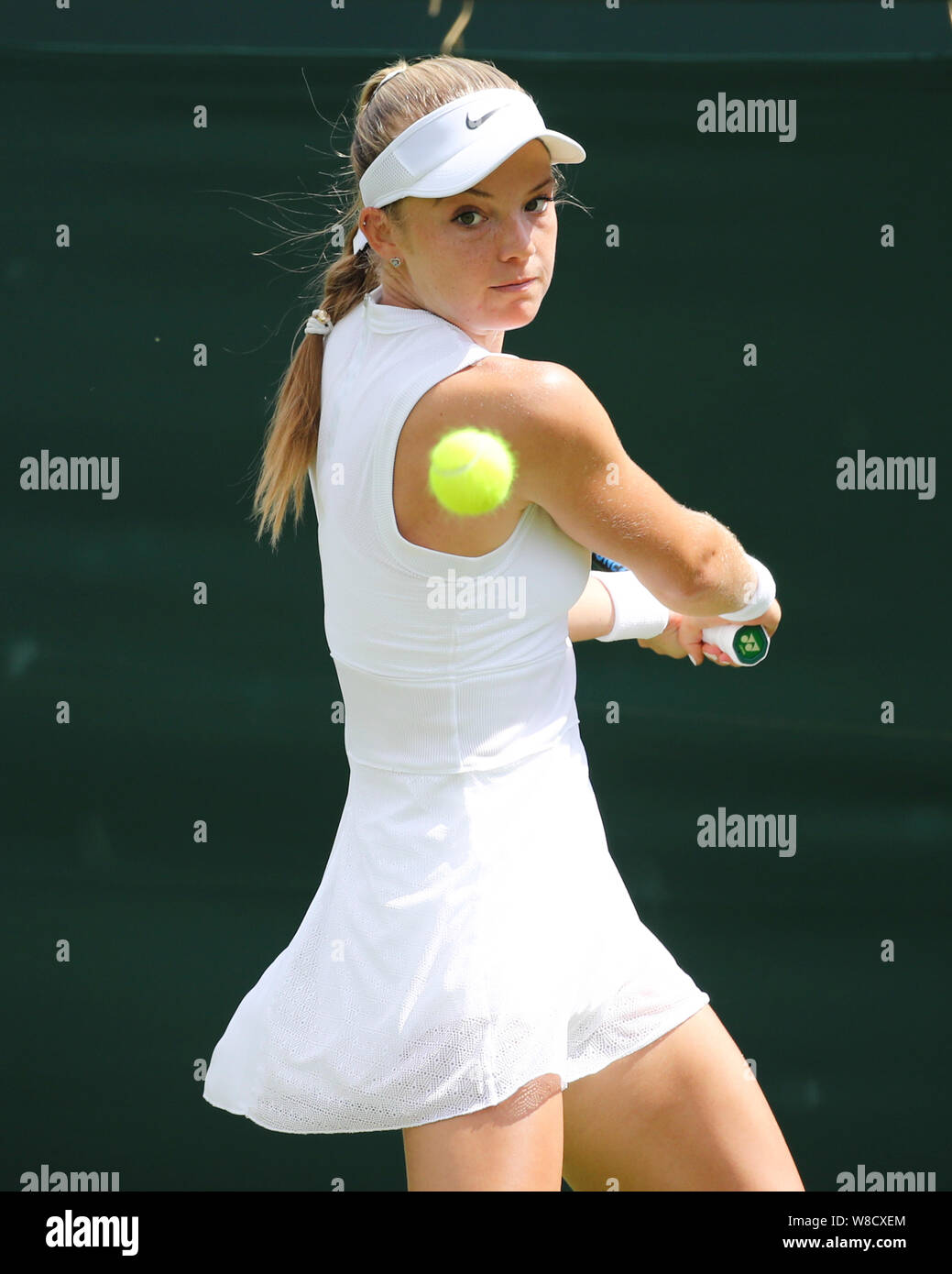 British giocatore di tennis Katie Swana giocando scritto girato durante il 2019 campionati di Wimbledon, London, England, Regno Unito Foto Stock