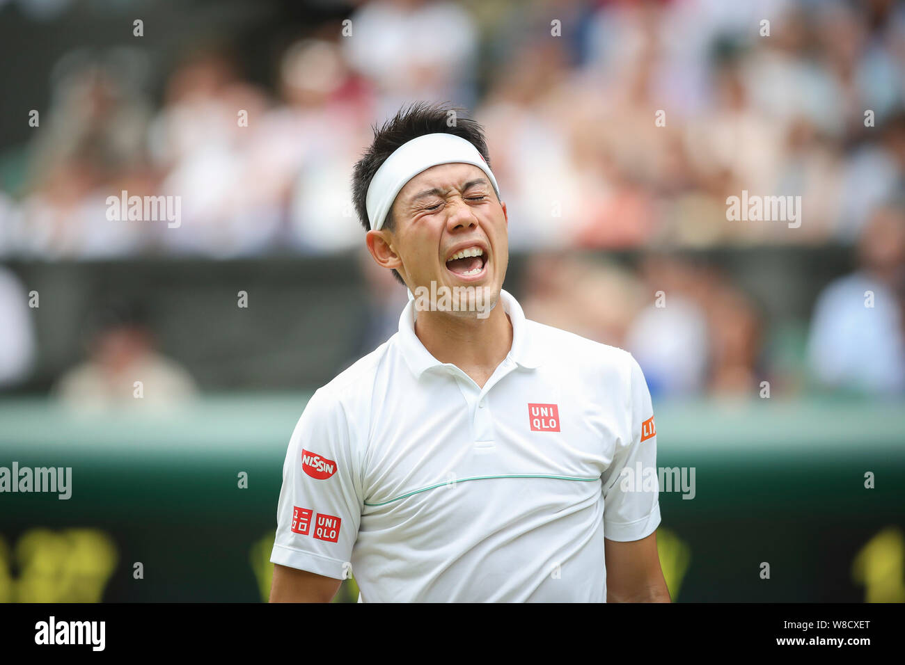 Giapponese giocatore di tennis Kei Nishikori esprimendo delusione durante 2019 campionati di Wimbledon, London, England, Regno Unito Foto Stock