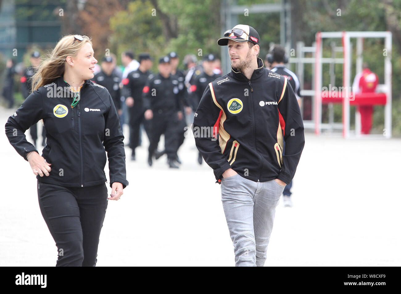 Il francese F1 driver Romain Grosjean di Lotus, destra arriva allo Shanghai International Circuit prima del 2015 Formula 1 Gran Premio della Cina in Shangh Foto Stock
