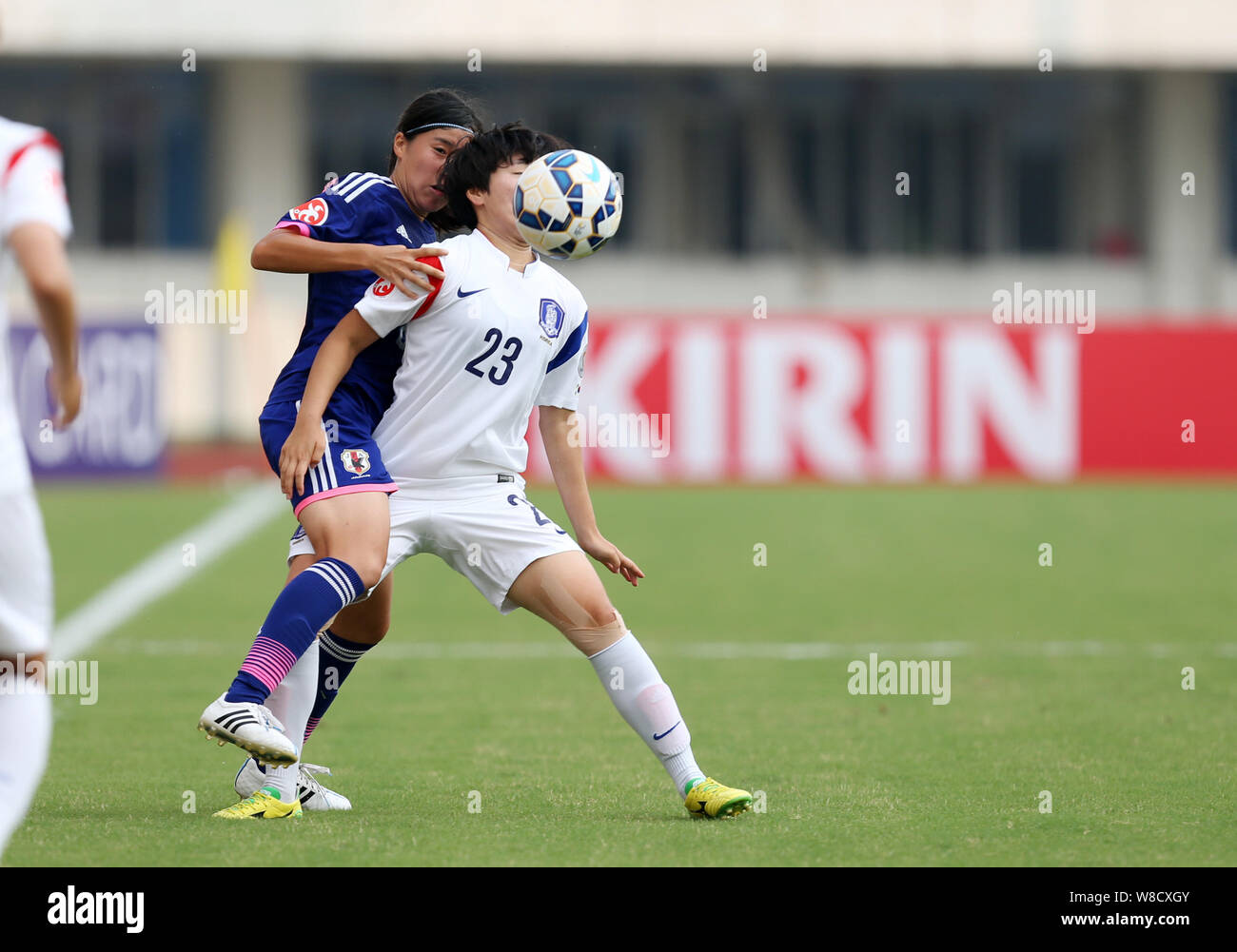 Nishida del Giappone, sinistra, sfide Kang Chae-rim della Corea del Sud durante i loro semi-match finale dell'AFC U-19 Donne del campionato 2015 in Nanjing cit Foto Stock