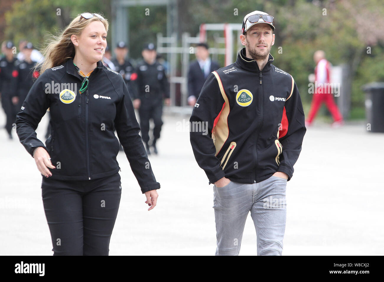 Il francese F1 driver Romain Grosjean di Lotus, destra arriva allo Shanghai International Circuit prima del 2015 Formula 1 Gran Premio della Cina in Shangh Foto Stock