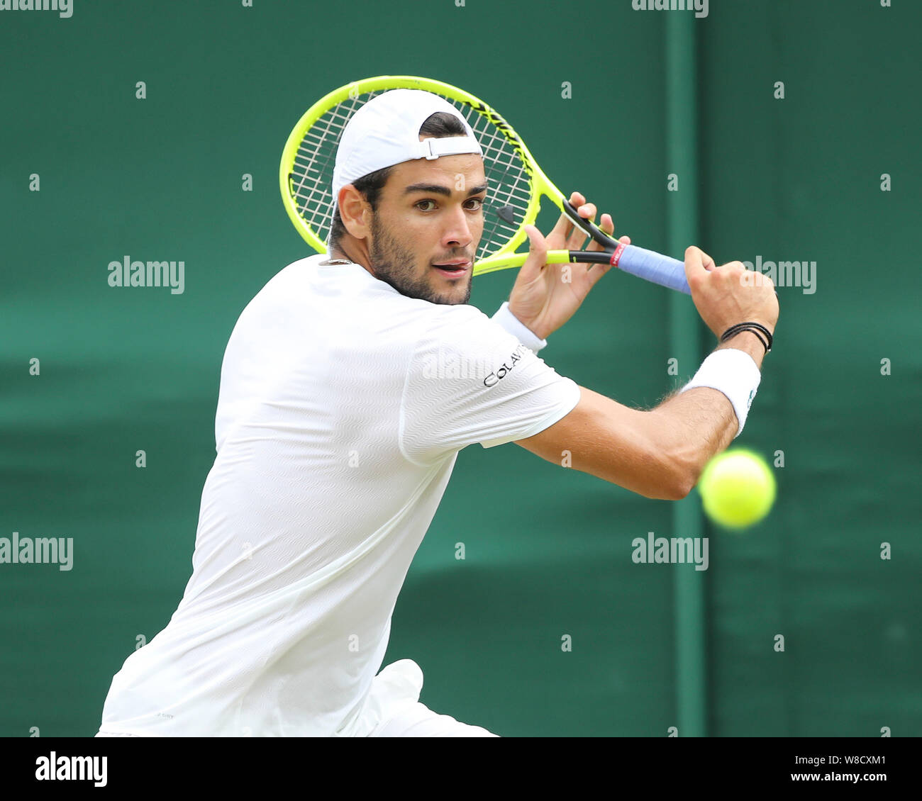 Italiano giocatore di tennis Matteo Berrettini giocando scritto girato durante il 2019 campionati di Wimbledon, London, England, Regno Unito Foto Stock