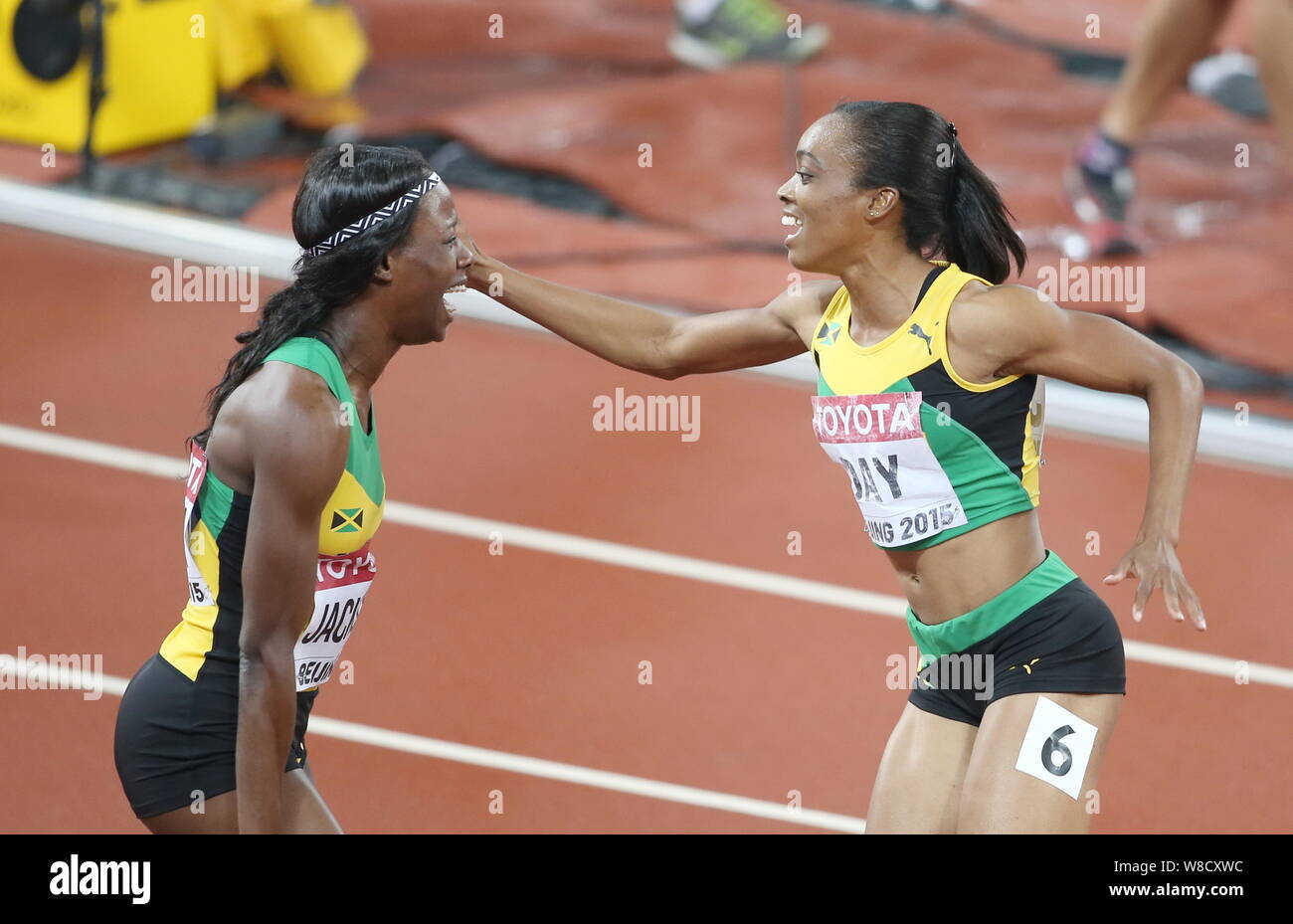 La Giamaica Shericka Jackson, sinistra e Christine celebrano il giorno dopo la vittoria delle donne 4x400m relè durante la finale di Pechino IAAF 2015 Campione del Mondo Foto Stock