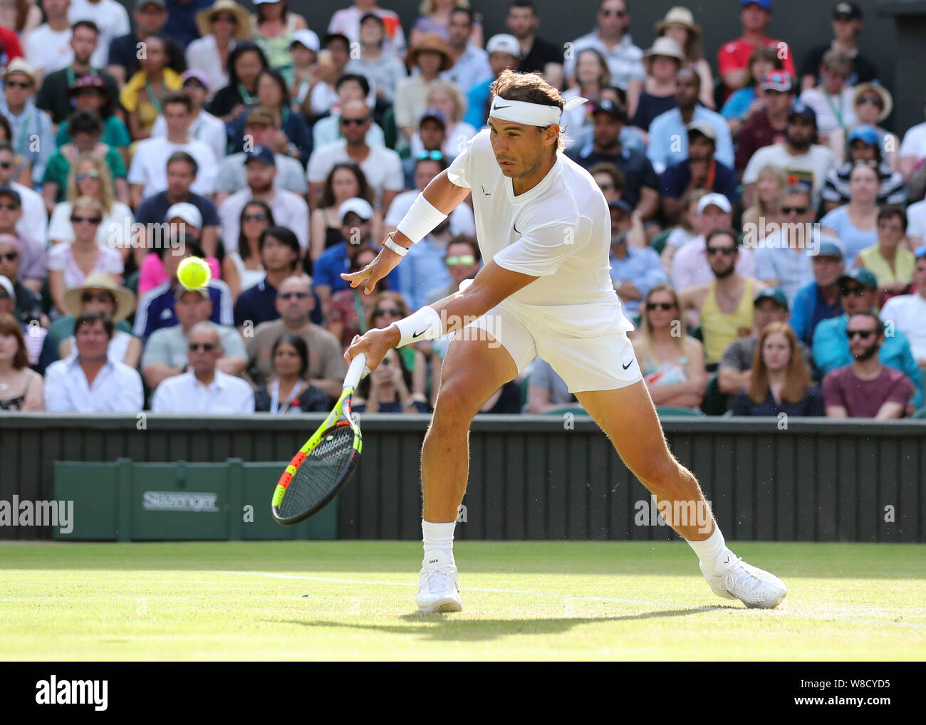 Lo spagnolo giocatore di tennis Rafael Nadal giocando colpo al volo di diritto durante 2019 campionati di Wimbledon, London, England, Regno Unito Foto Stock