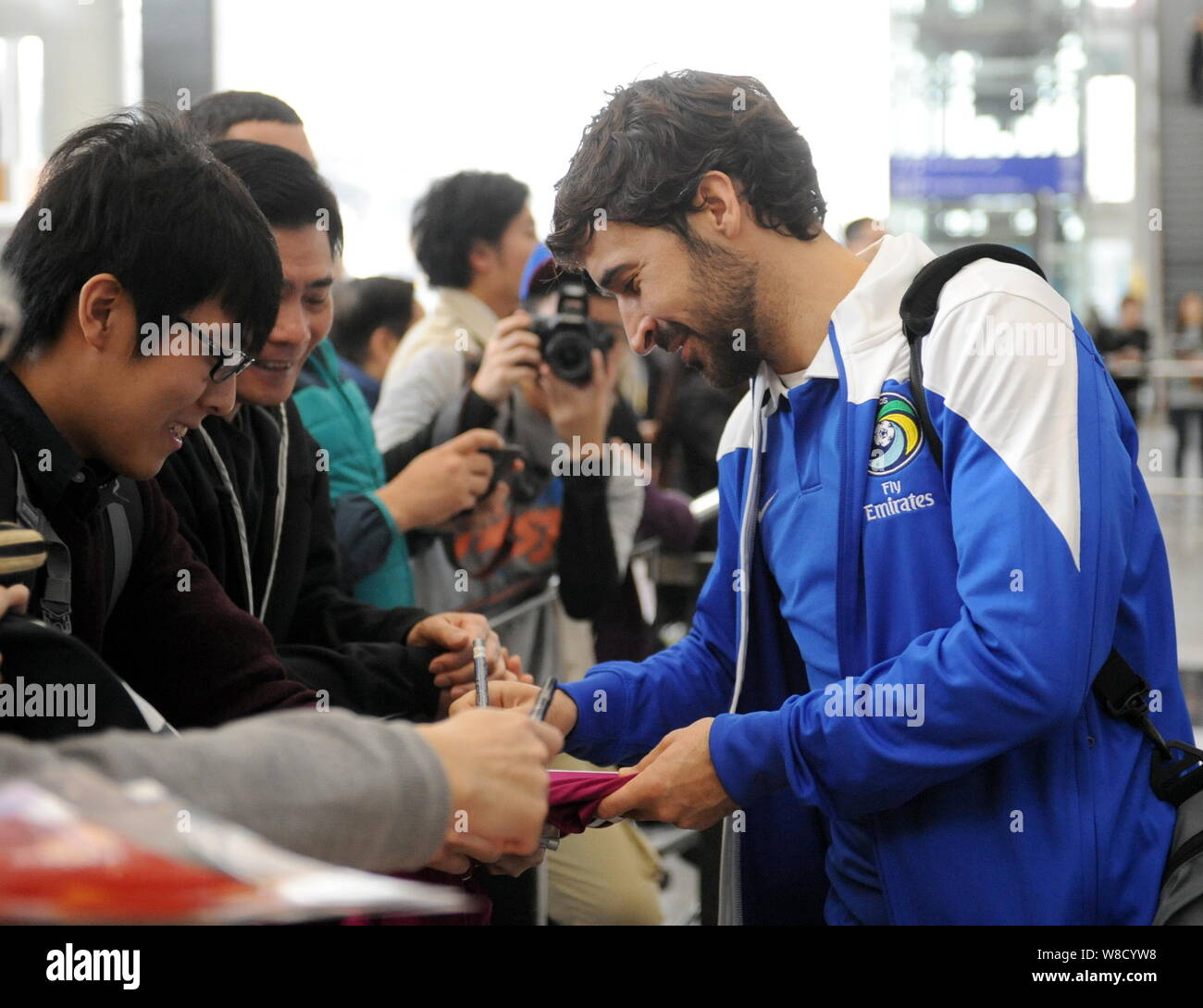 Calcio spagnolo star Raul Gonzalez Blanco di New York Cosmos, destro firma autografi per i fan come egli arriva all'Aeroporto Internazionale di Hong Kong i Foto Stock