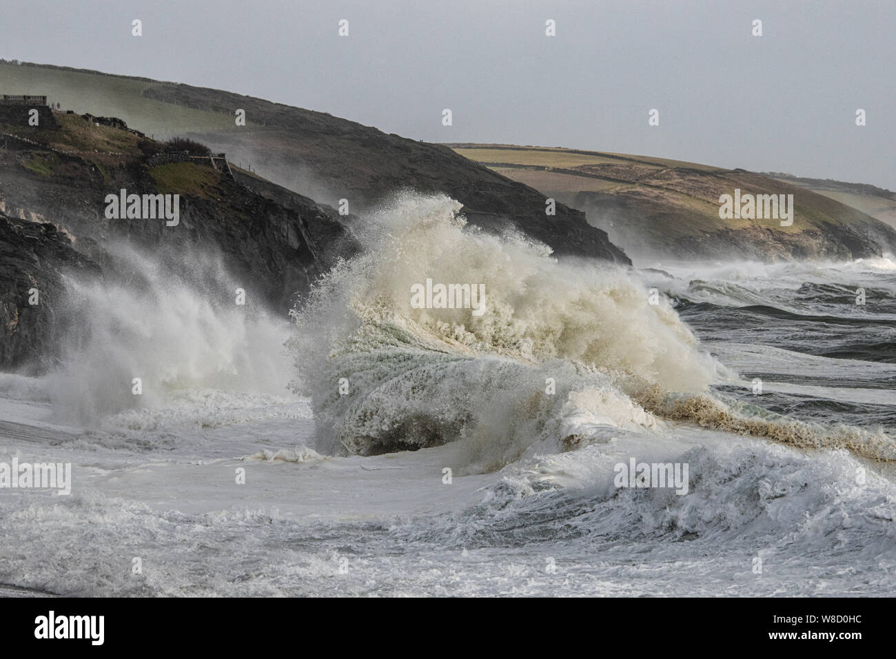 Porthleven porto, Porthleven tempesta Cornwall, enormi onde generate da tempeste invernali colpisce scogliere Foto Stock