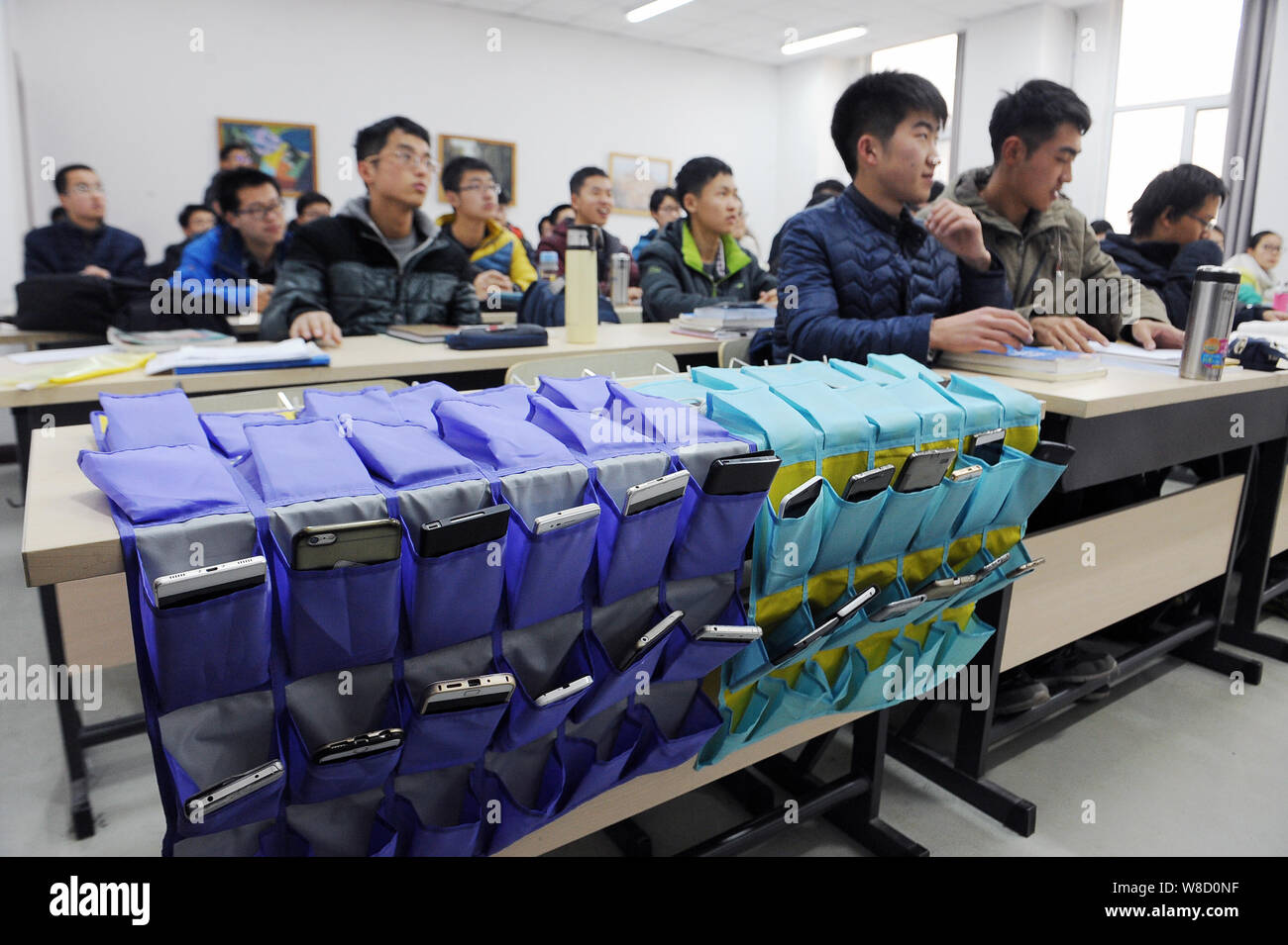 Vista di studenti' gli smartphone in un fornito sacchetto di contenimento nella parte anteriore della classe in un telefono cellulare in classe libera a Taiyuan University of Technology in Tai Foto Stock