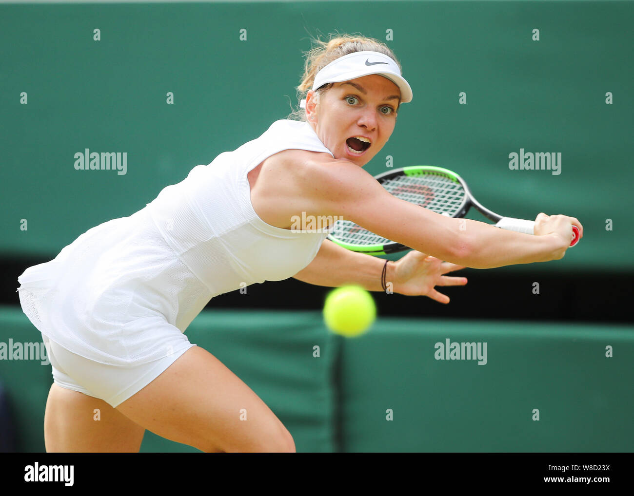 Il rumeno tennista Simona Halep giocando scritto girato durante il 2019 campionati di Wimbledon, London, England, Regno Unito Foto Stock