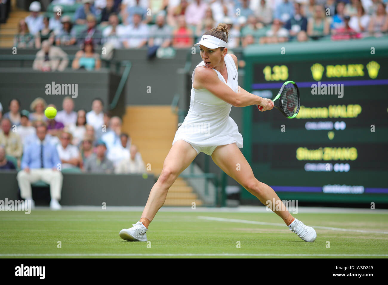 Il rumeno tennista Simona Halep giocando scritto girato durante il 2019 campionati di Wimbledon, London, England, Regno Unito Foto Stock
