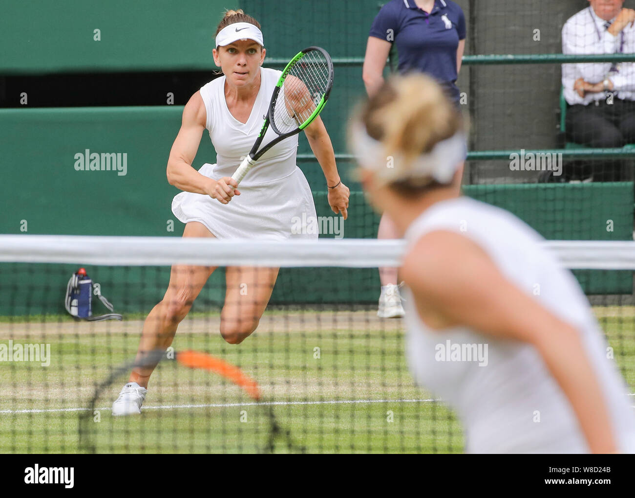 Il rumeno tennista Simona Halep in esecuzione in avanti durante il match in 2019 campionati di Wimbledon, London, England, Regno Unito Foto Stock