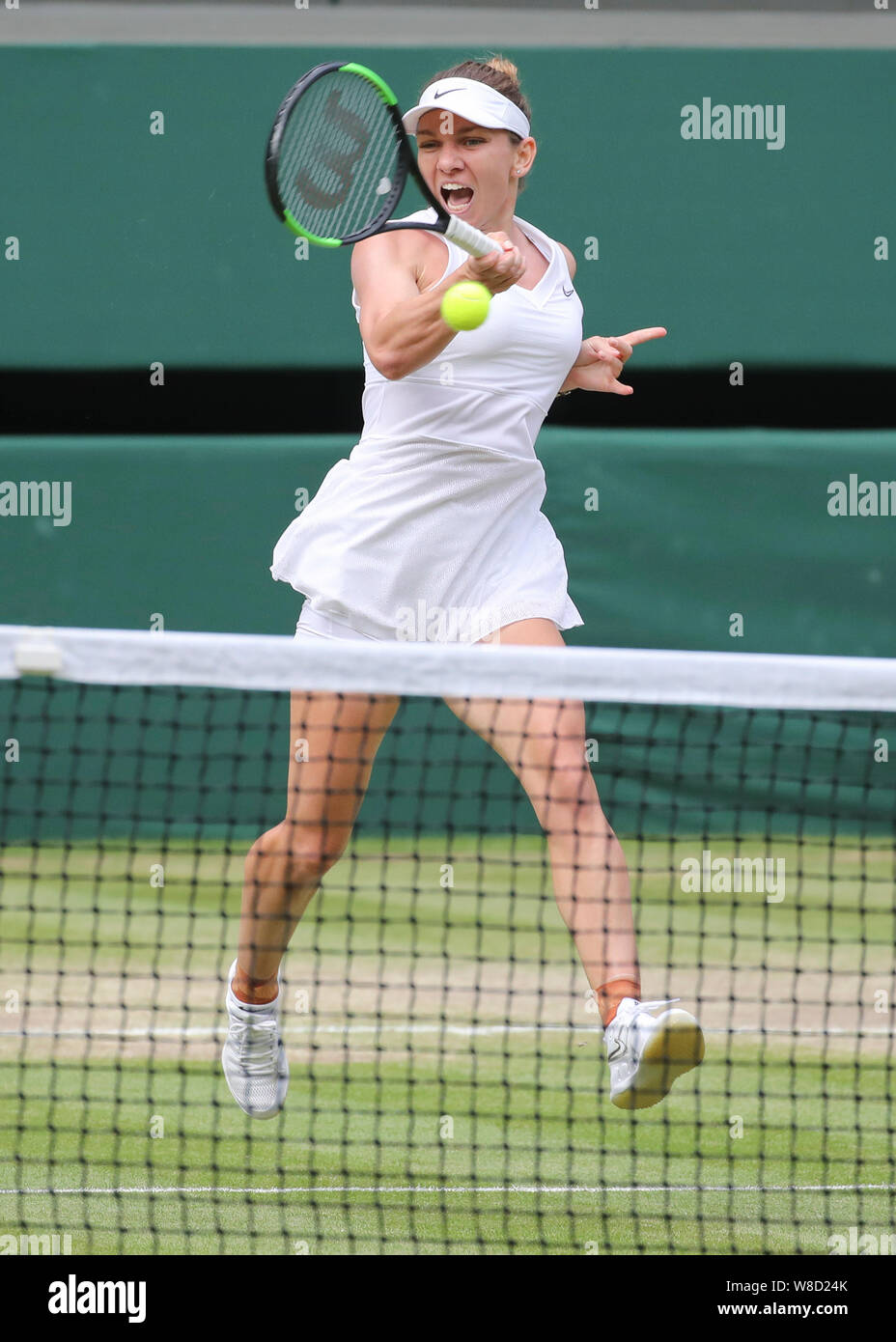 Il rumeno tennista Simona Halep giocando diretti shot durante 2019 campionati di Wimbledon, London, England, Regno Unito Foto Stock