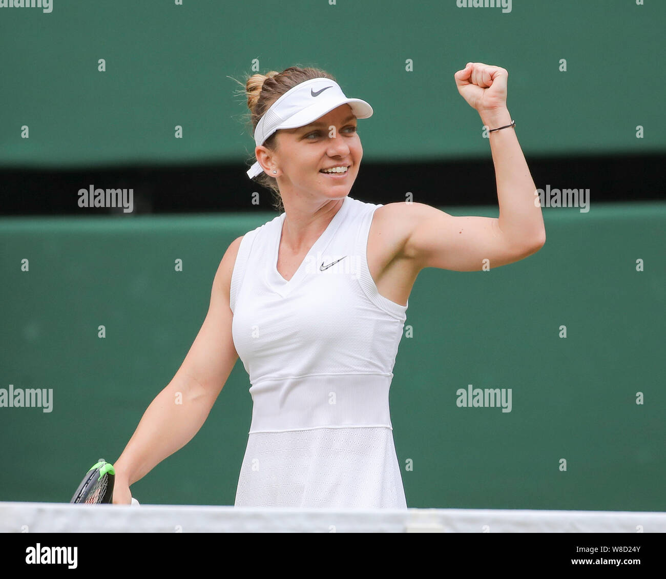 Il rumeno tennista Simona Halep celebrando corrispondono a vincere durante 2019 campionati di Wimbledon, London, England, Regno Unito Foto Stock