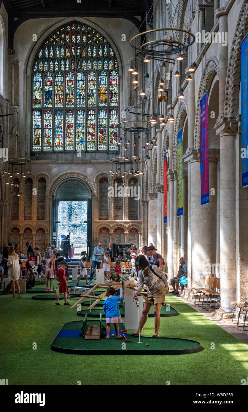 I bambini giocando a minigolf nella navata della Cattedrale di Rochester Kent REGNO UNITO Foto Stock