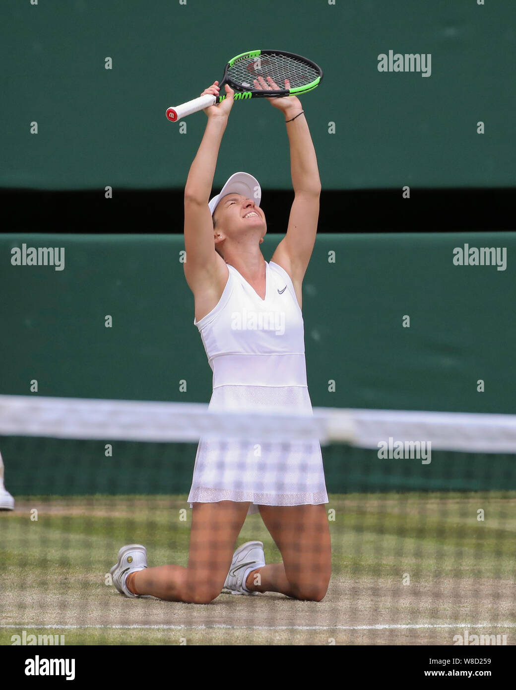 Il rumeno tennista Simona Halep celebrando match point durante 2019 campionati di Wimbledon, London, England, Regno Unito Foto Stock
