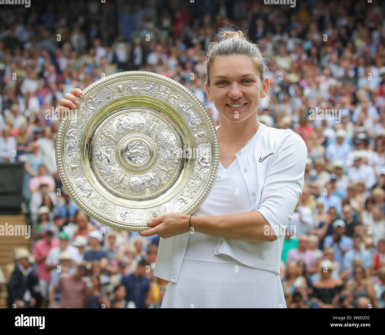 Ritratto di Romanian tennis player Simona Halep in posa con il trofeo durante la presentazione del trofeo nel 2019 campionati di Wimbledon, London, England, Regno Foto Stock