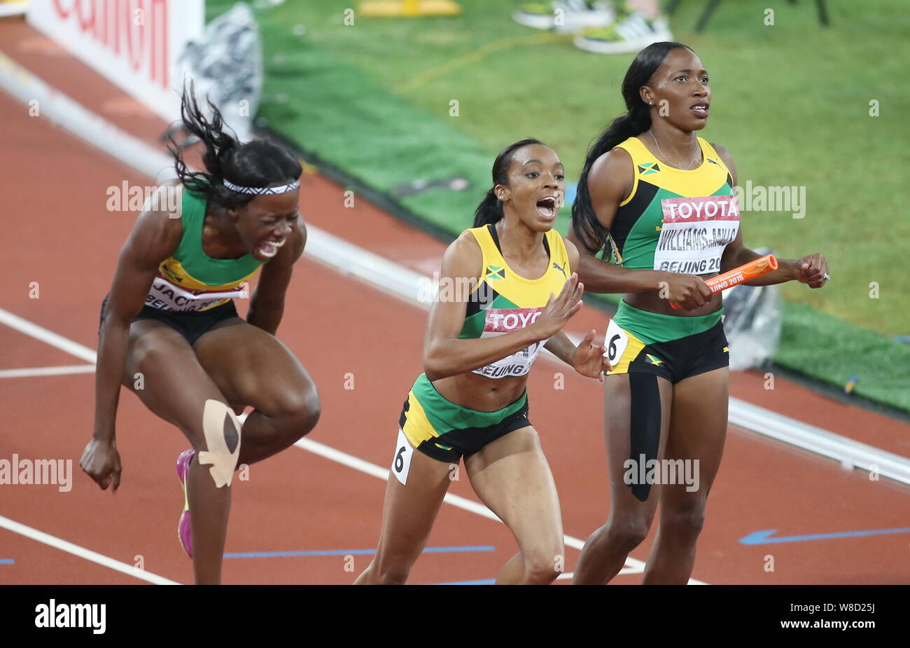 (Da sinistra) della Giamaica Shericka Jackson, Christine giorno e Novlene Williams-Mills celebrare dopo la vittoria delle donne 4x400m finale del relè durante la Bei Foto Stock