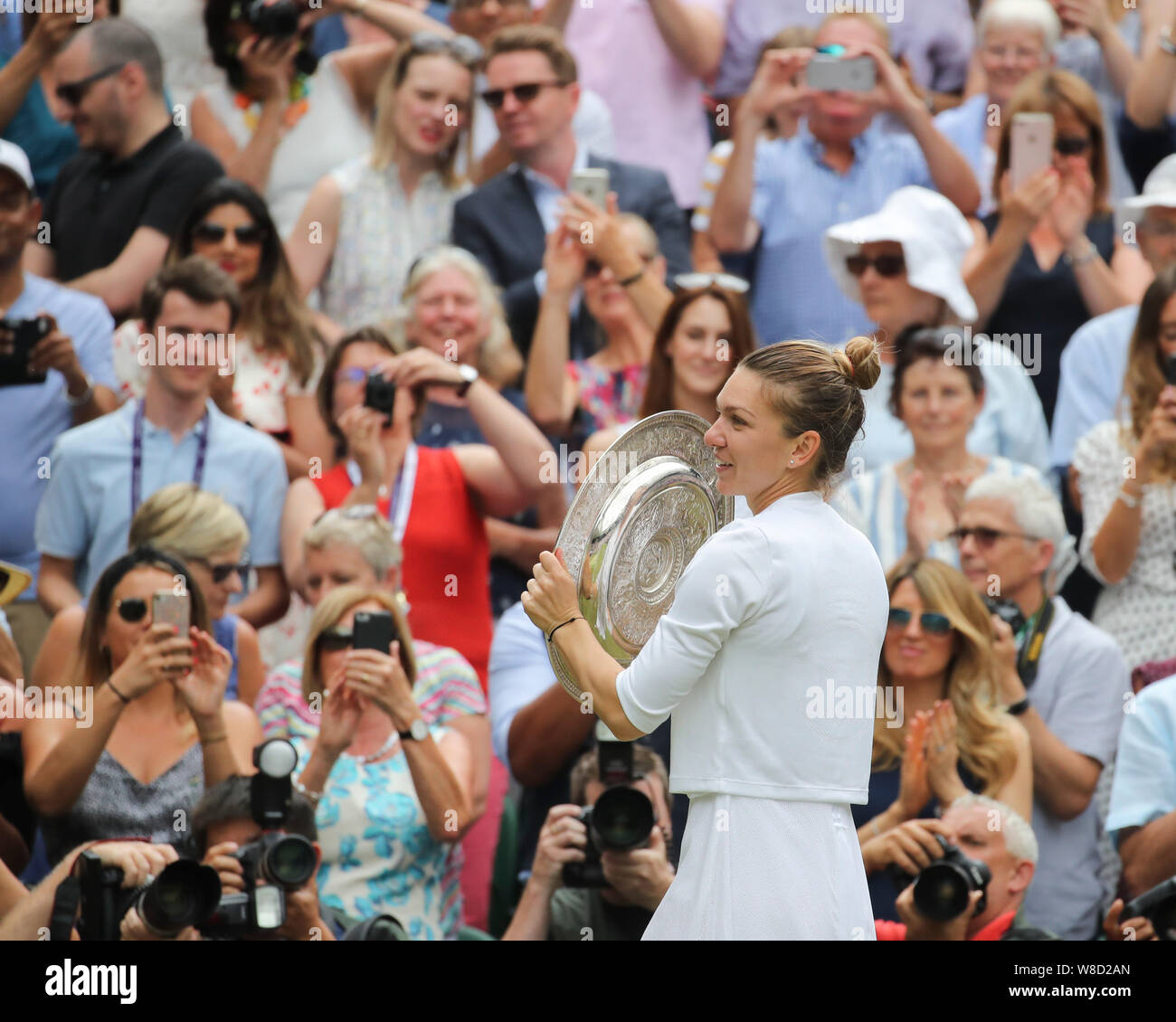 Vista posteriore del rumeno giocatore di tennis Simona Halep mostrando ai tifosi durante la presentazione nel 2019 campionati di Wimbledon, London, England, Regno Unito Foto Stock