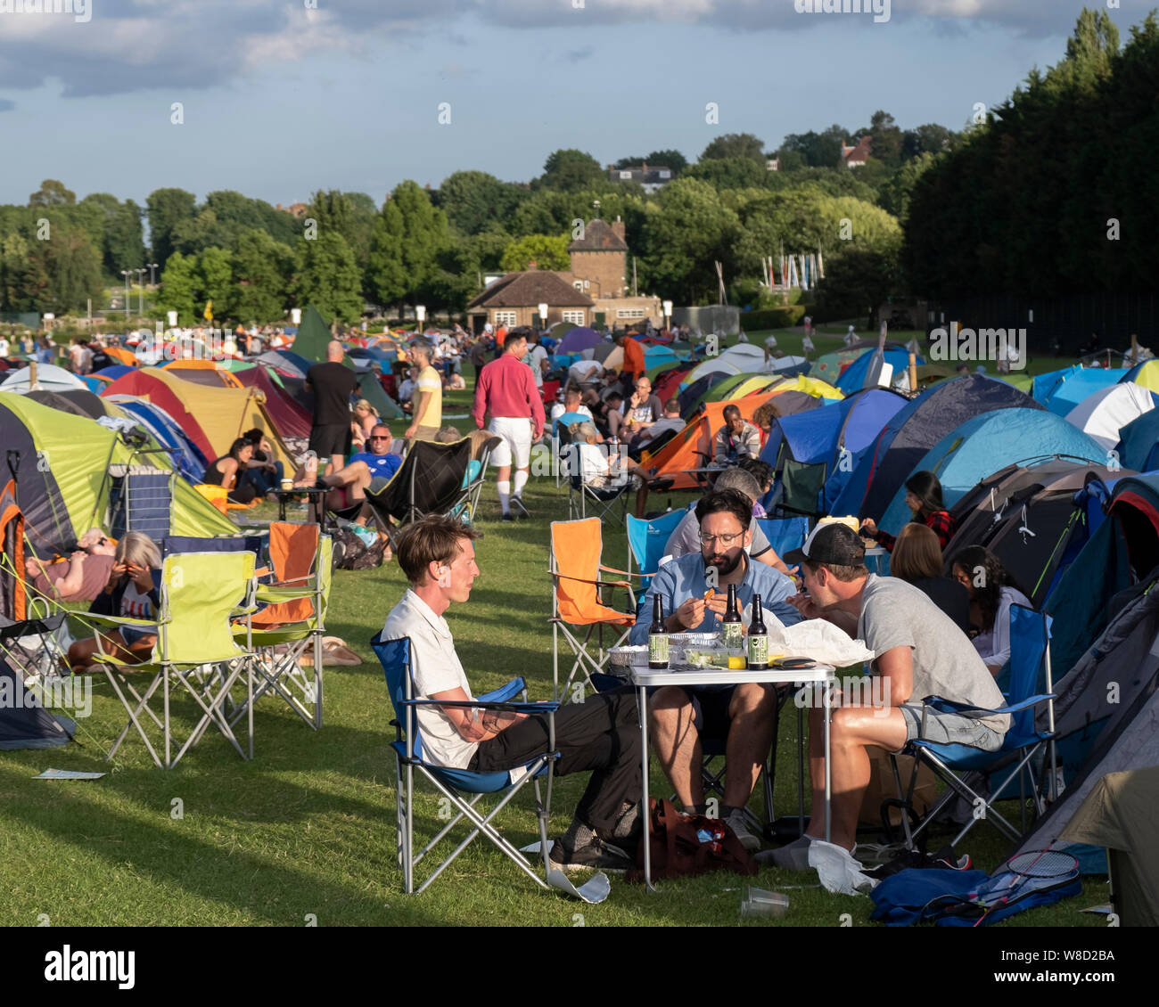 Gli appassionati di tennis campeggio al 2019 campionati di Wimbledon, London, England, Regno Unito Foto Stock