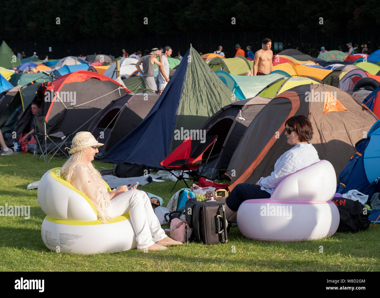 Gli appassionati di tennis sul campeggio per il 2019 campionati di Wimbledon, London, England, Regno Unito Foto Stock