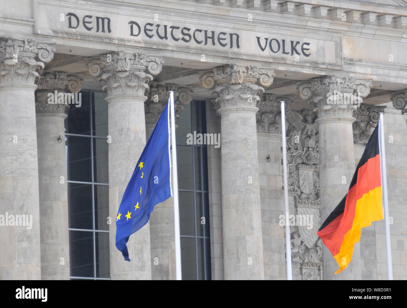 Europeo e tedesco bandiere prima il Reichtag edificio, Berlino, Germania Foto Stock