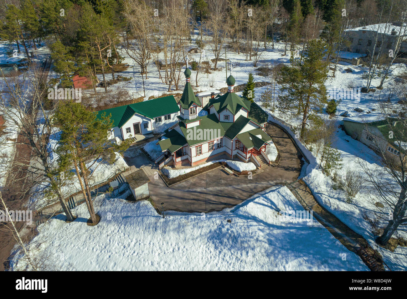 Vista aerea della chiesa dell'Ascensione del Signore su un aprile giornata soleggiata (fotografia aerea). Pitkaranta, Carelia Foto Stock