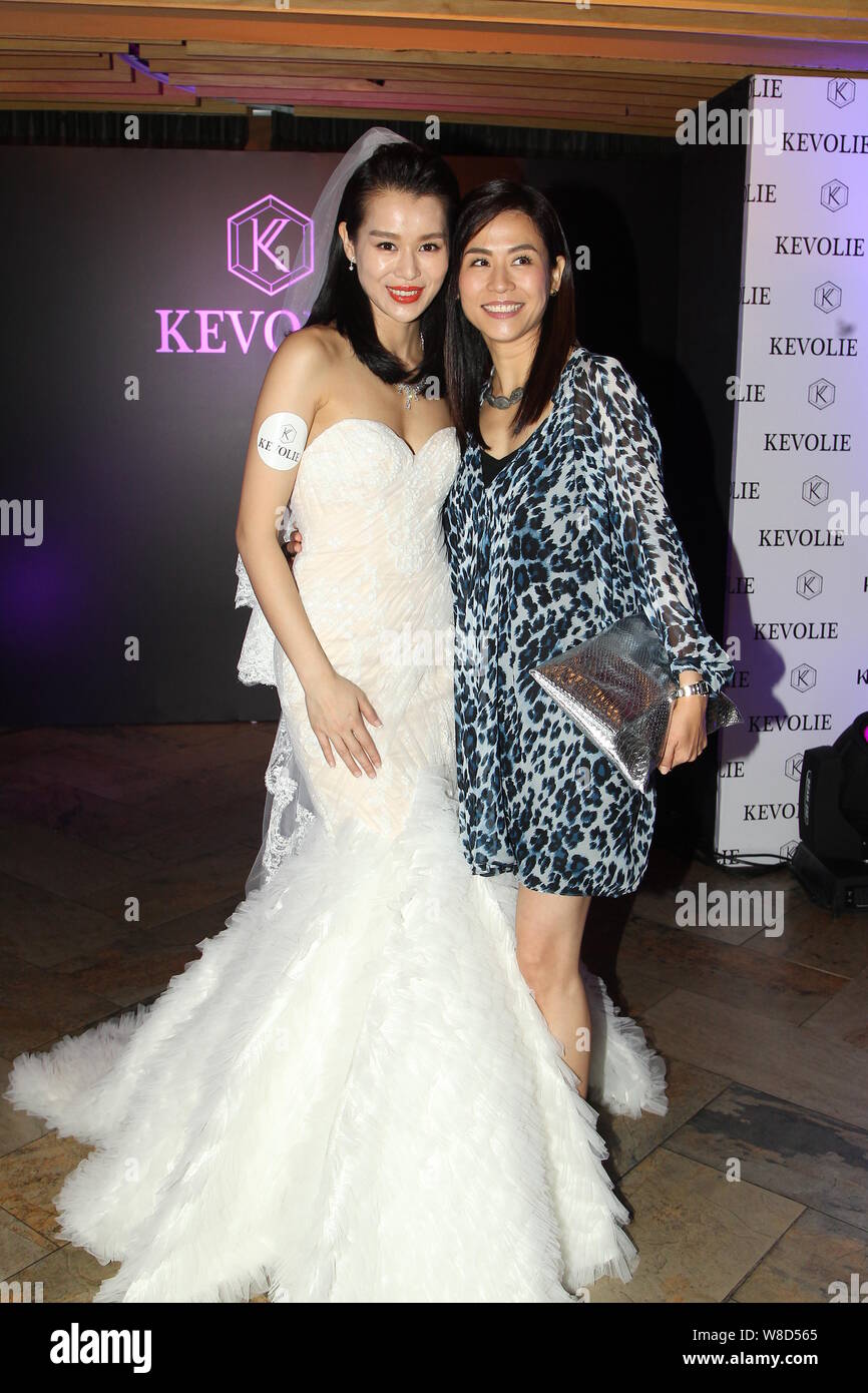 Hong Kong attrici Myolie Wu, sinistra e Jessica Hester Hsuan pongono alla cerimonia di apertura per Myolie Wu 'Kevolie' abito da sposa shop a Hong Kong, Foto Stock