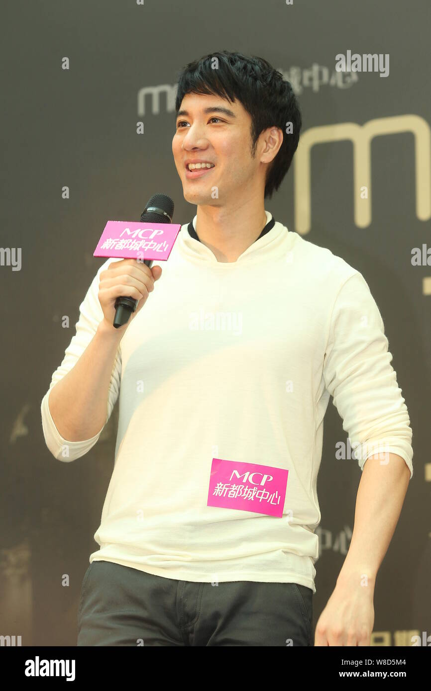 Taiwan-basato cantante americana Leehom Wang sorrisi a un evento di firma a Hong Kong, Cina, 6 aprile 2015. Foto Stock
