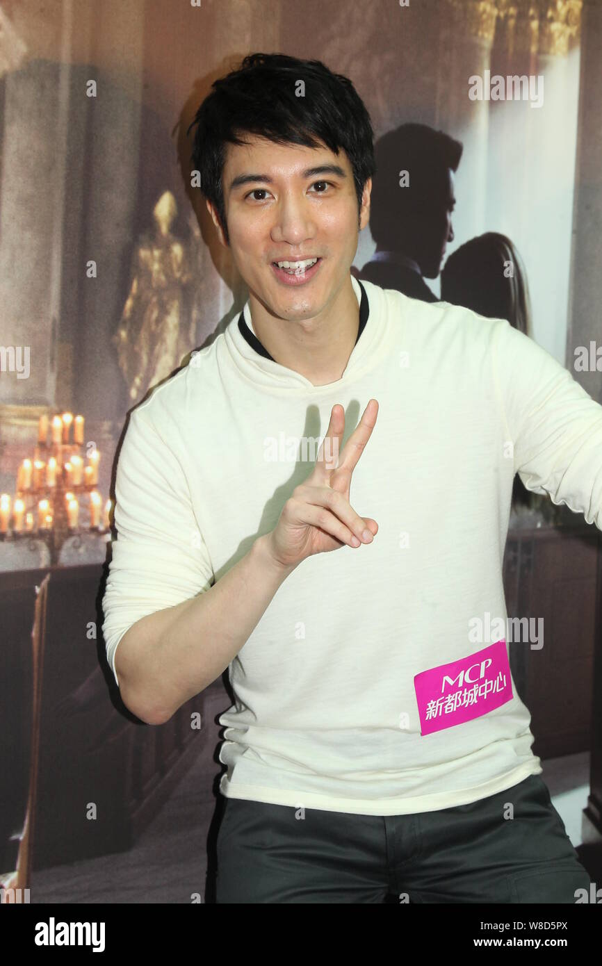 Taiwan-basato cantante americana Leehom Wang pone in corrispondenza di un evento di firma a Hong Kong, Cina, 6 aprile 2015. Foto Stock