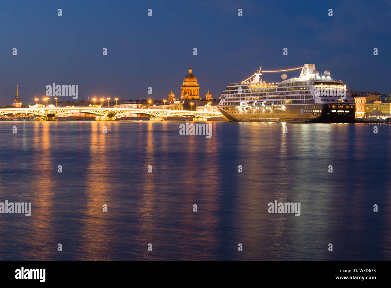 ST. PETERSBURG, Russia - 20 giugno 2019: Giugno notte sul fiume Neva Foto Stock