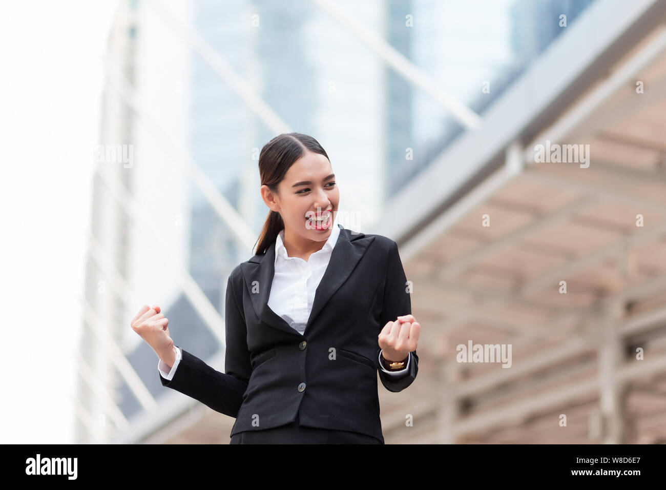 Giovane donna di affari per celebrare il successo di un giorno di lavoro Foto Stock