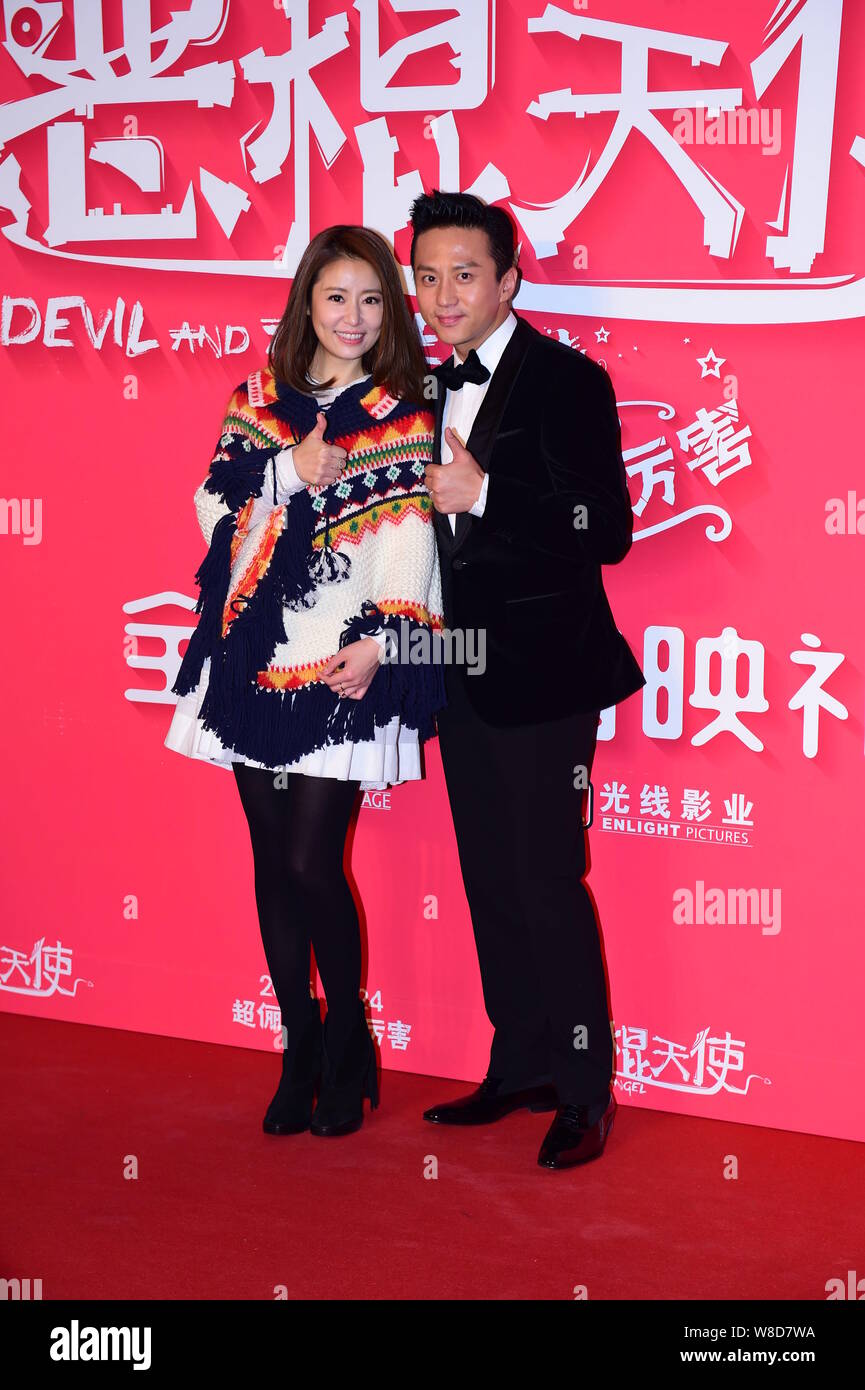 Attore cinese Deng Chao, destra, pone con l'attrice Taiwanese Ruby Lin sul tappeto rosso per la premiere del suo nuovo film 'Devil e Angelo' a Pechino Foto Stock