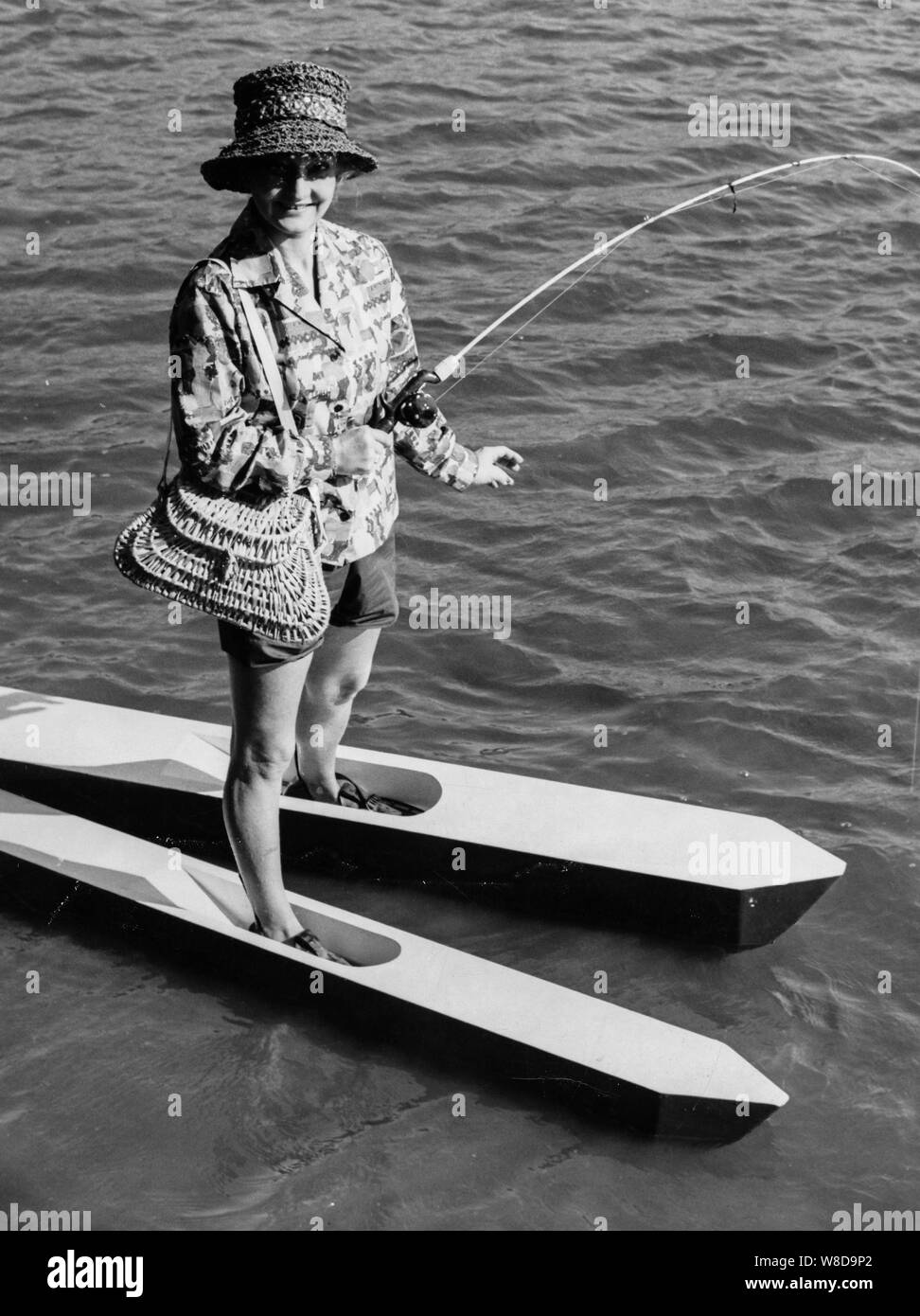 Donna con scarpe da acqua inventato dal dottor Giorgi, Lago Lucrine, 1961 Foto Stock