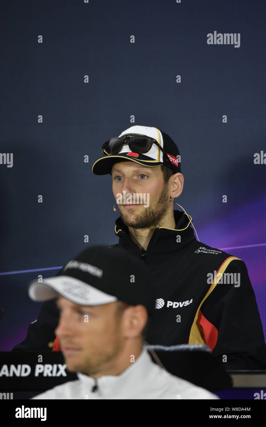 British F1 driver Jenson Button di MaLaren, anteriore e il francese F1 driver Romain Grosjean Lotus di partecipare a una conferenza stampa per il 2015 Formula 1 mento Foto Stock