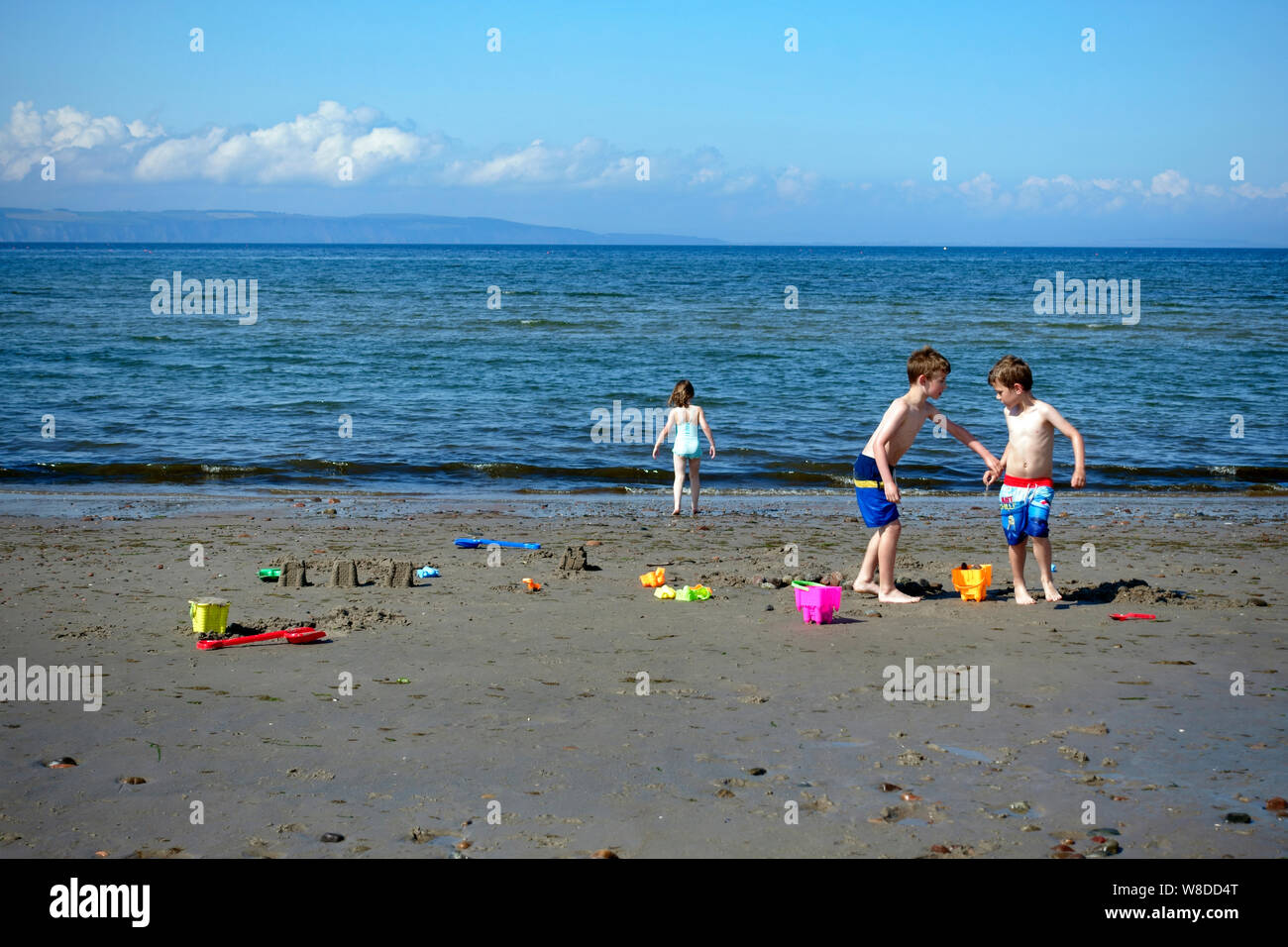 Bambini che giocano e costruire il sandcastles on Nairn Beach in Scozia Foto Stock