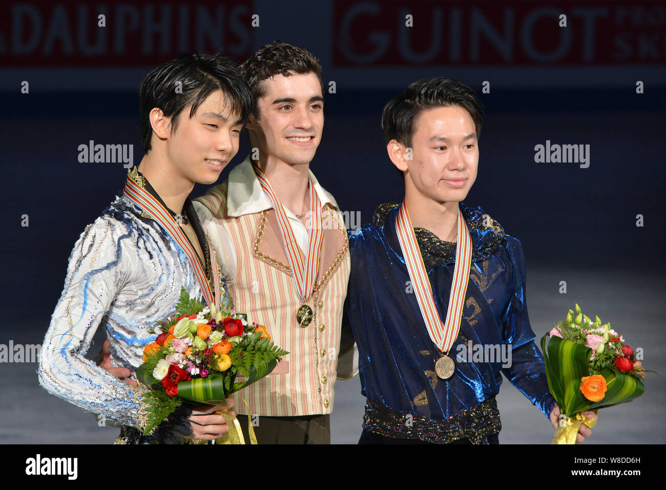 (Da sinistra) argento medaglia Yuzuru Hanyu del Giappone, medaglia d'oro Javier Fernandez della Spagna e medaglia di bronzo Denis dieci del Kazakistan pongono durante il Foto Stock