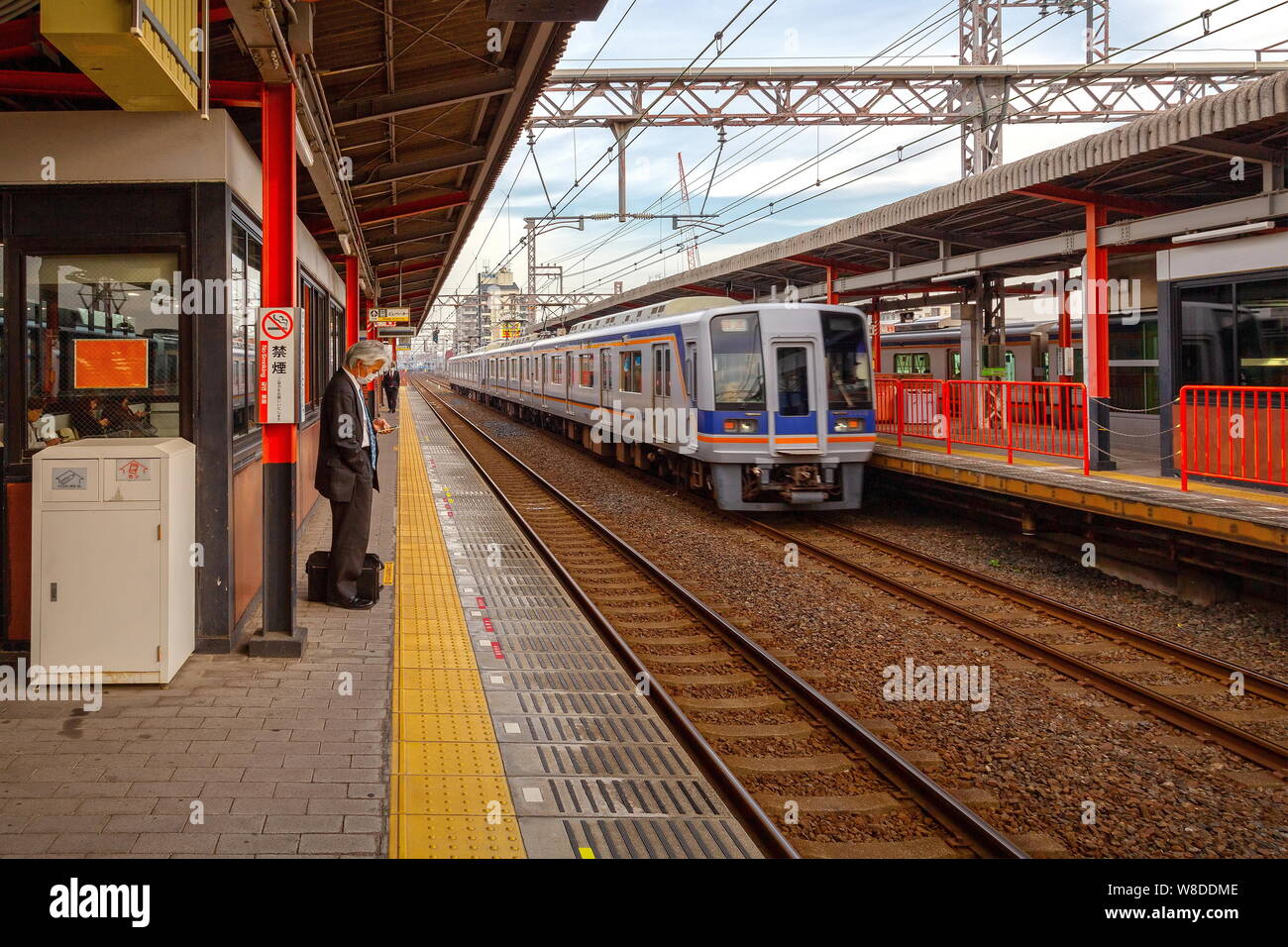 Osaka, Giappone - 21 nov 2018 - Ferrovie sono i più importanti mezzi di trasporto passeggeri in Giappone. Foto Stock