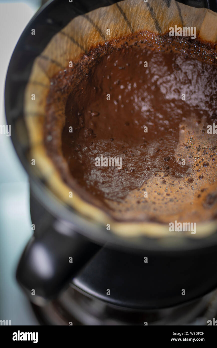 Il primo passo della Pre-Brew (il fiore) di versare il caffè di gocciolamento metodo quando il biossido di carbonio C02 viene rilasciato. Si prega di credito: Phillip Roberts Foto Stock