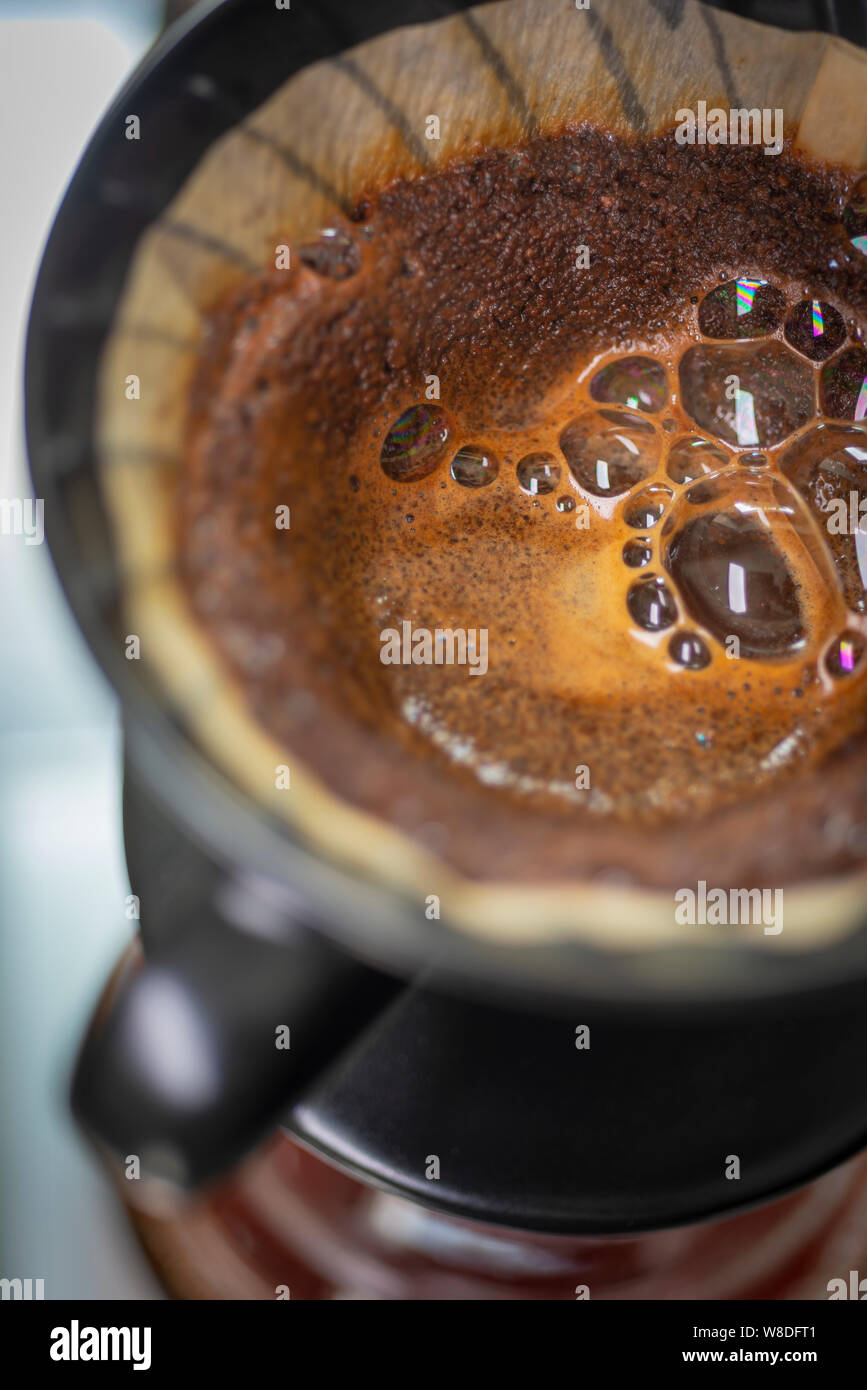 Il primo passo della Pre-Brew (il fiore) di versare il caffè di gocciolamento metodo quando il biossido di carbonio C02 viene rilasciato. Si prega di credito: Phillip Roberts Foto Stock