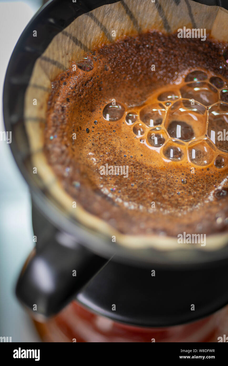 Il primo passo della Pre-Brew (il fiore) di versare il caffè di gocciolamento metodo quando il biossido di carbonio C02 viene rilasciato. Si prega di credito: Phillip Roberts Foto Stock